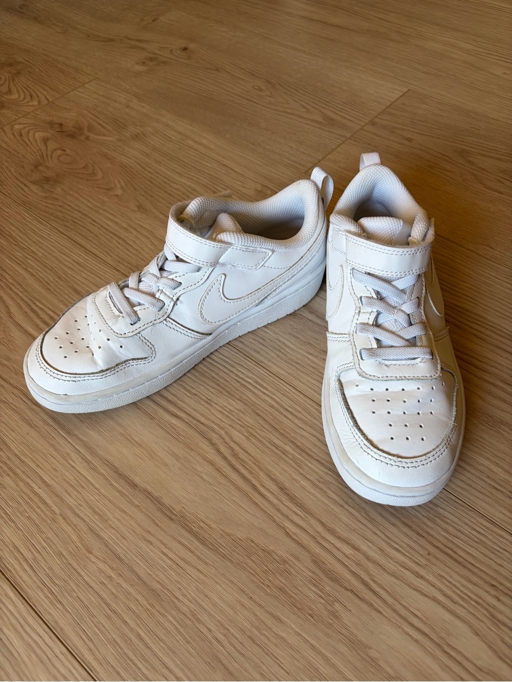 Nike Kids White Low-Top Sneakers with Velcro Strap and Lace Detail